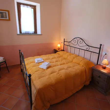 With Swimming Pool, Spacious Garden, Private Terrace And Views Apecchio